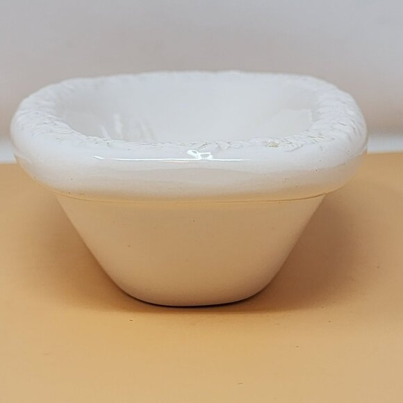 Set Of 2 White Ceramic Floral Soap Dishes With Embossed Design Bathroom Decor - Picture 2 of 15